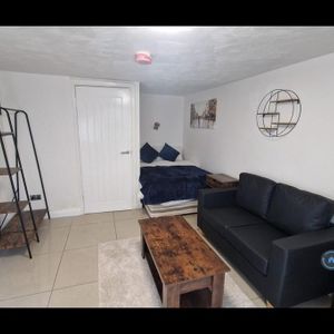 Studio to rent - Photo 2