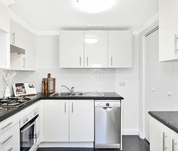 One Bedroom Loft-Type Apartment with New Floorboards - Photo 5