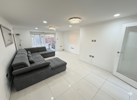 4 bedroom terraced house to rent - Photo 1