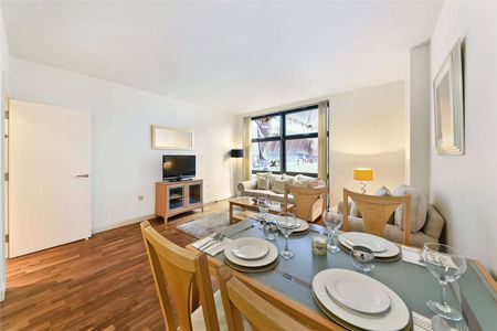 Spacious one bedroom apartment in a dockside development with a footbridge into the Canary Wharf Estate. - Photo 2