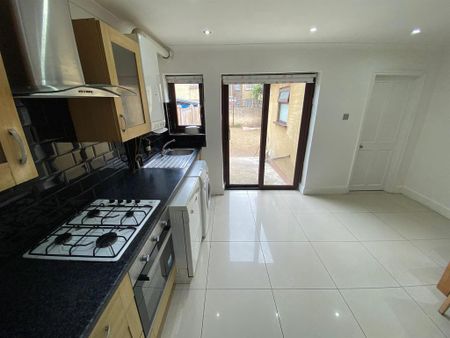4 bedroom terraced house to rent - Photo 5