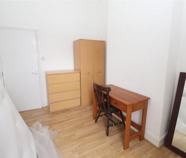 3 bedroom flat to rent - Photo 3