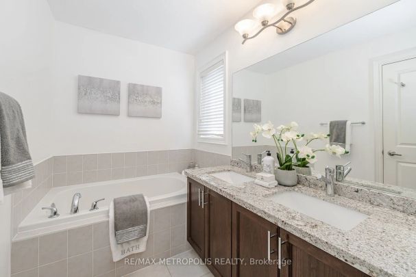 Condo Townhouse For Lease | W9246201 - Photo 1