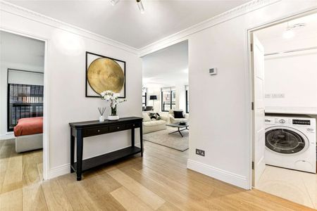 A light and modern three-bedroom, two-bathroom apartment on the second floor (with lift) of a modern development on Drayton Gardens SW10. - Photo 2