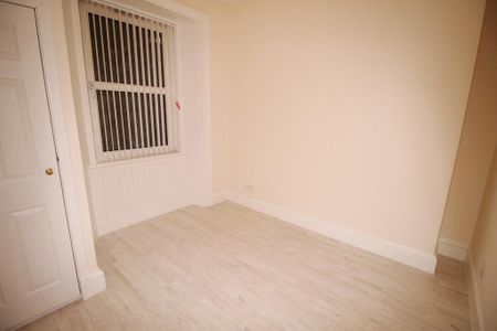 4 bedroom flat to rent - Photo 2