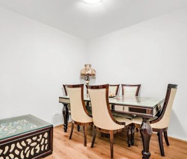 MASSIVE GROUND FLOOR 3BEDROOM PLUS STUDY PLUS 2 CAR - Photo 2