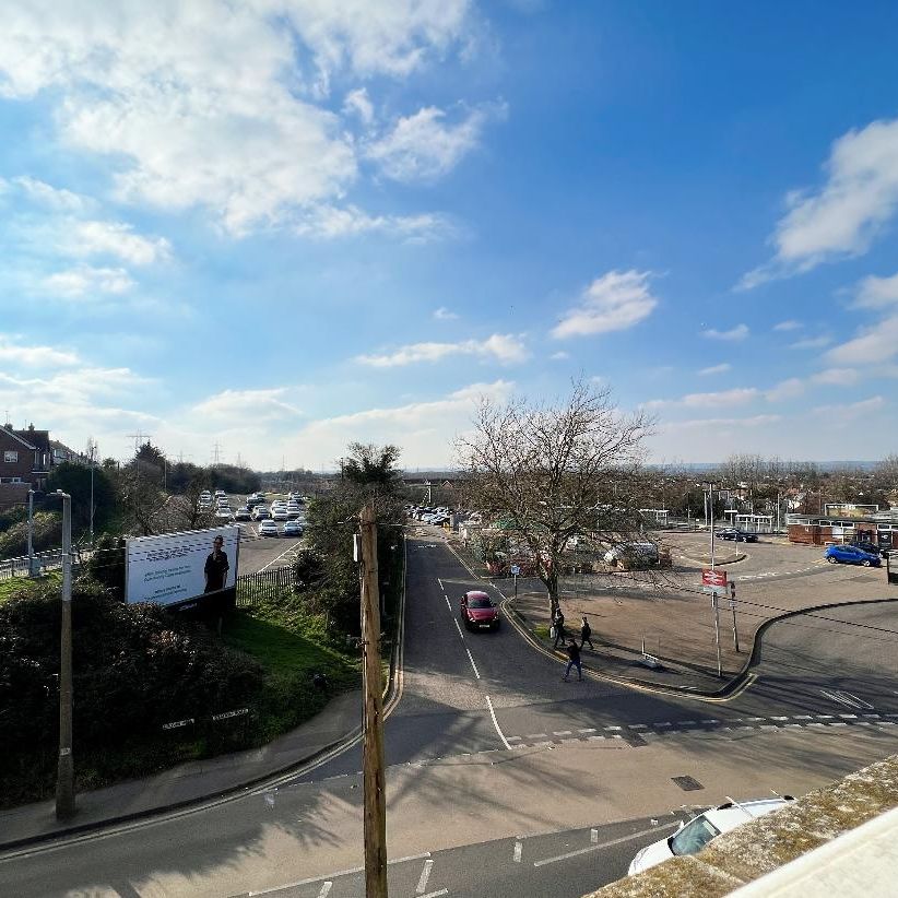 2 bed flat to rent in The Trinity, 50 Crown Hill, SS6 - Photo 1