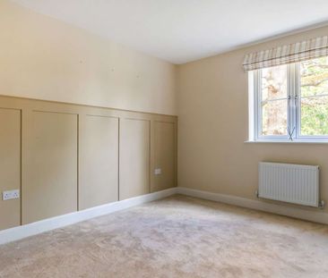 Three bedroom immaculately presented home with garden and parking o... - Photo 2