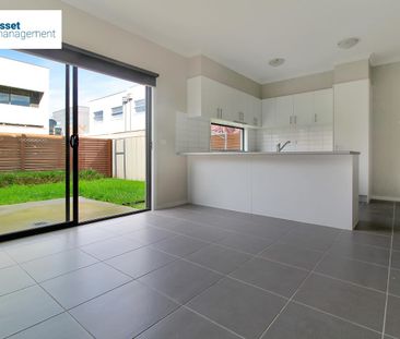 Modern 3 Bedroom Townhouse in a Great Location! - Photo 5