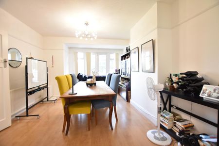 £715.38 per week (£3,100.00 per month) - Photo 4