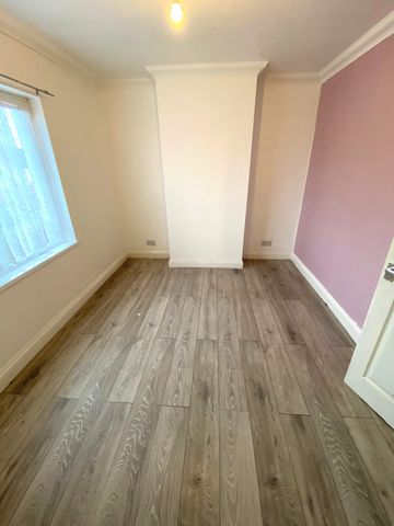 £1,300 PCM, Three Bedroom House with Off-Road Parking and Enclosed Garden in Highbury Road, Ely, Cardiff, CF5 4LS - Photo 4