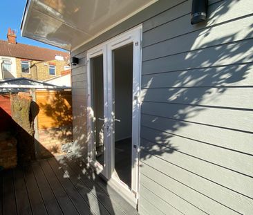 Stunning 2 Bedroom flat available all bills included – Coventry Road - Photo 3