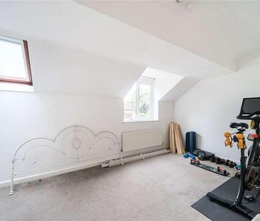 Fairholme Gardens, Farnham, Surrey, GU9 - Photo 3