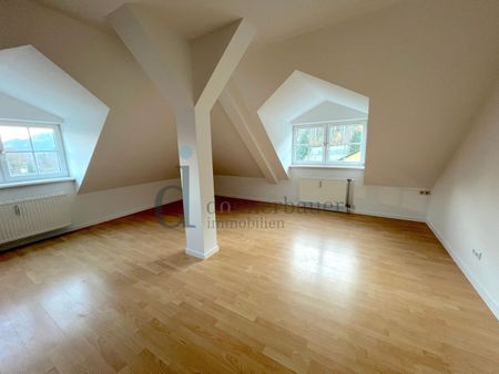 Lichtdurchflutete Dachgeschosswohnung – ab sofort einziehen! - Photo 3