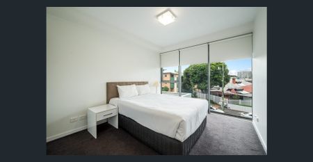 Modern one-bedroom apartment in unbeatable location - Photo 4