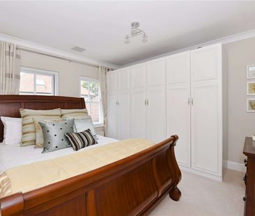 A detached family house situated in the prestigious Queens Acre gat... - Photo 3