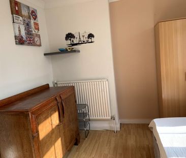 4 bedroom semi-detached house to rent - Photo 3