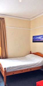 A bright and spacious self-contained studio apartment on the second floor in Kensington, London W8 - Photo 3