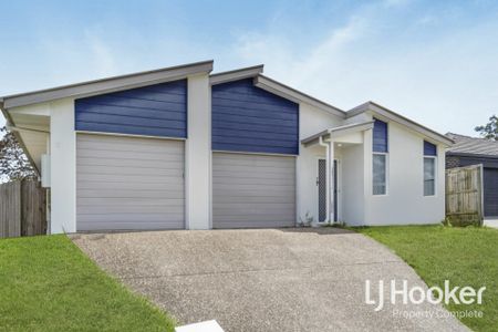 Modern 2 Bedroom Duplex with Air Con in Main Bedroom & Living Area! - Photo 4