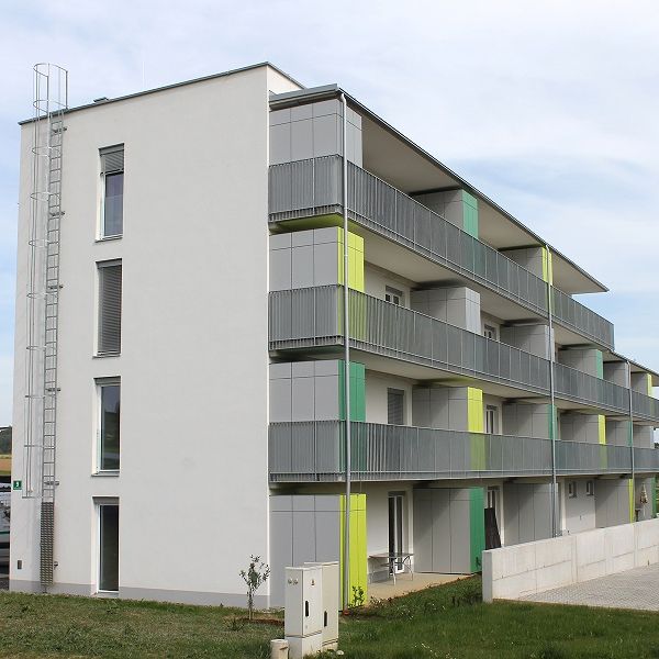 RIESENBALKON - Helle 3-Zimmer-Wohnung mit Einbauküche, Mega-Balkon und Carportparkplatz - Photo 2