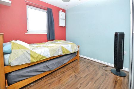 4 bedroom end of terrace house to rent - Photo 5