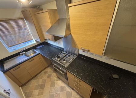 2 bedroom house - semi-detached to rent - Photo 4