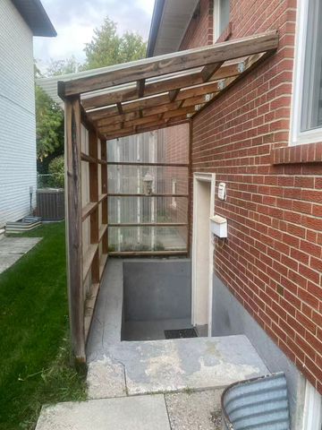 For Lease - 34 Clovercrest Road Unit# Basement (side door), Toronto, Ontario - Photo 4