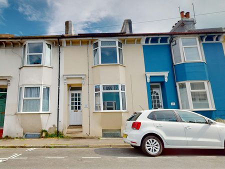 Terraced House to rent on - Photo 5