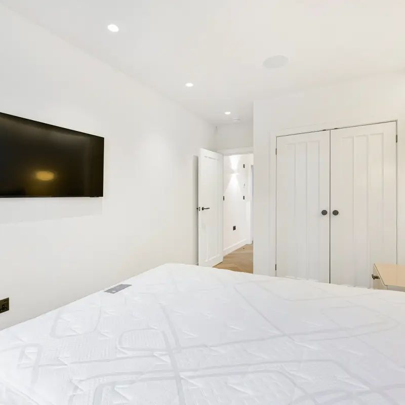 2 bedroom house in London - Photo 1