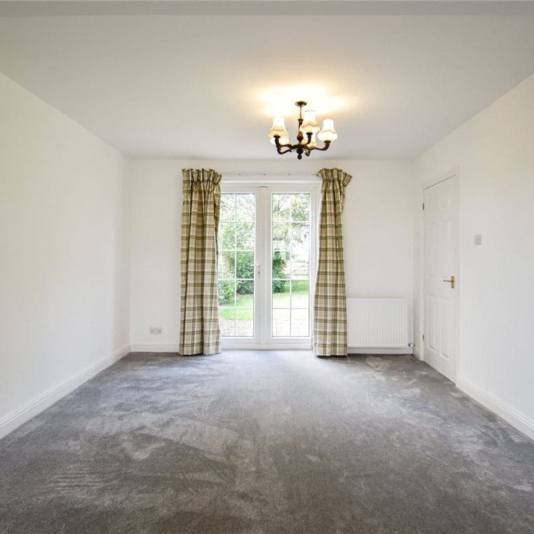 A well presented 3 bedroom semi-detached house situated in popular village of Balsham. OCH. Driveway parking. Unfurnished. - Photo 1