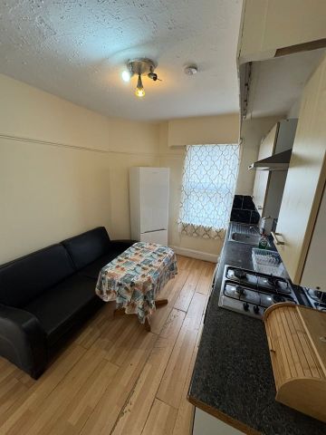 1 Bed Flat, Green Lanes, N13 - Photo 3
