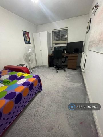 1 bedroom in a house share to rent - Photo 3