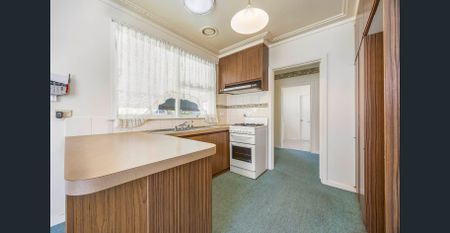 COMFORTABLE FAMILY HOME WITH SHEDDING AND WORKSHOP - Photo 4