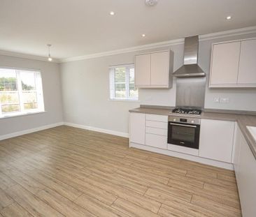 4 bedroom detached house to rent - Photo 2