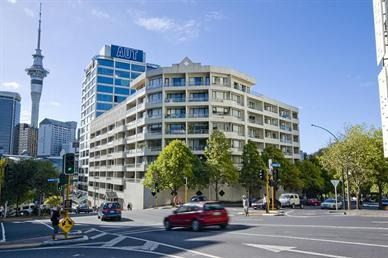 Large Two Bedroom Apartment - Photo 2