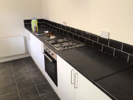 3 bedroom terraced house to rent - Photo 2