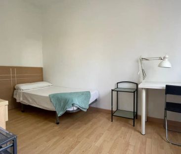 Room in a shared 3-bedroom apartment for rent in Barrio León. - Foto 6