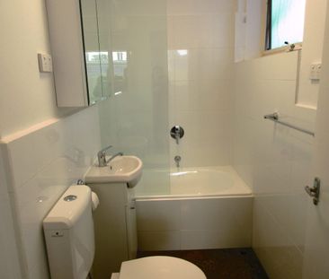 Modern ONE bedroom in an amazing location! - Photo 5