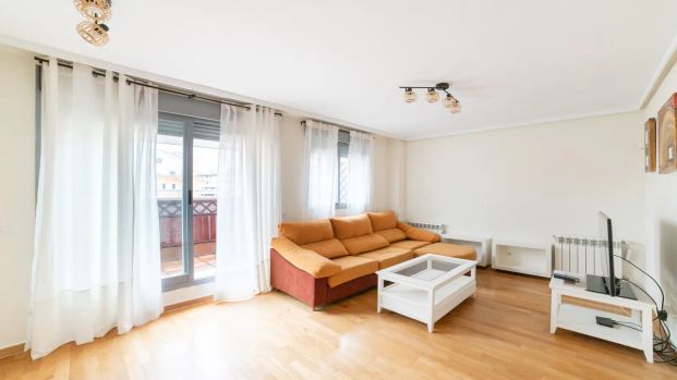 Comfortable, well laid out and in a privileged location - Photo 1