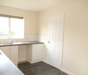 Semi-detached house to rent on - Photo 3