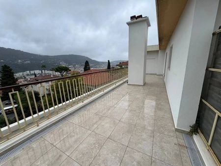 F1 de 27,55 m² avec terrasse exceptionnelle de 32 m² - Photo 2