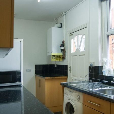 3 bedroom end of terrace house to rent - Photo 4