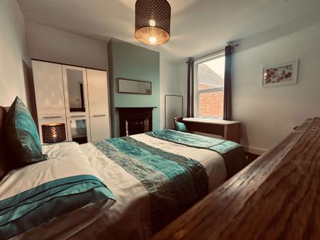 Gorgeous Edwardian house set on the summit of a hill, with commanding views of the River Severn Room 5 - Photo 5