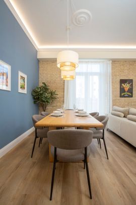 Elegante apartamento de 3 dormitorios con confort moderno y carácter original en Ruzafa - Photo 1