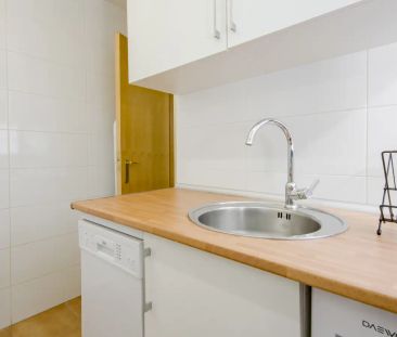 Room in a shared 7-bedroom apartment for rent in Trafalgar. - Photo 1