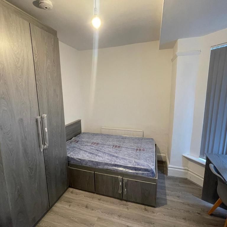 4 bedroom end of terrace house to rent - Photo 1