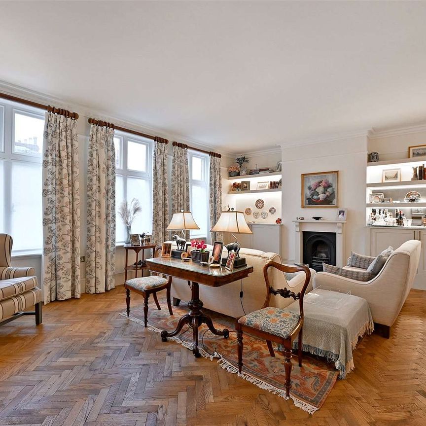 Elegant mid-terrace first and second floor maisonette in central Windsor with private ground floor entrance. - Photo 1