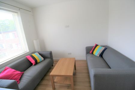 3 Bed Flat, Fairfield Court, M14 - Photo 3