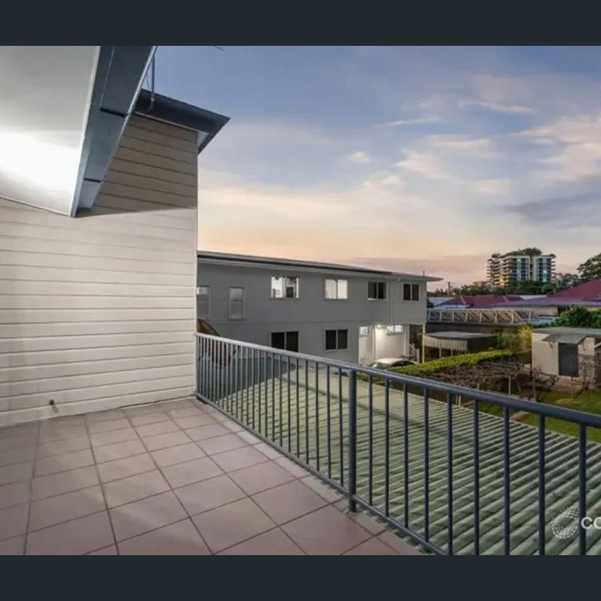 Beautifully maintained family home with dual living - Photo 1