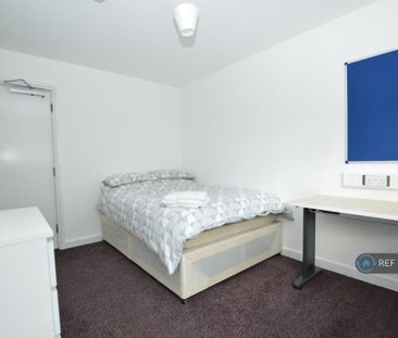1 bedroom in a flat share to rent - Photo 2